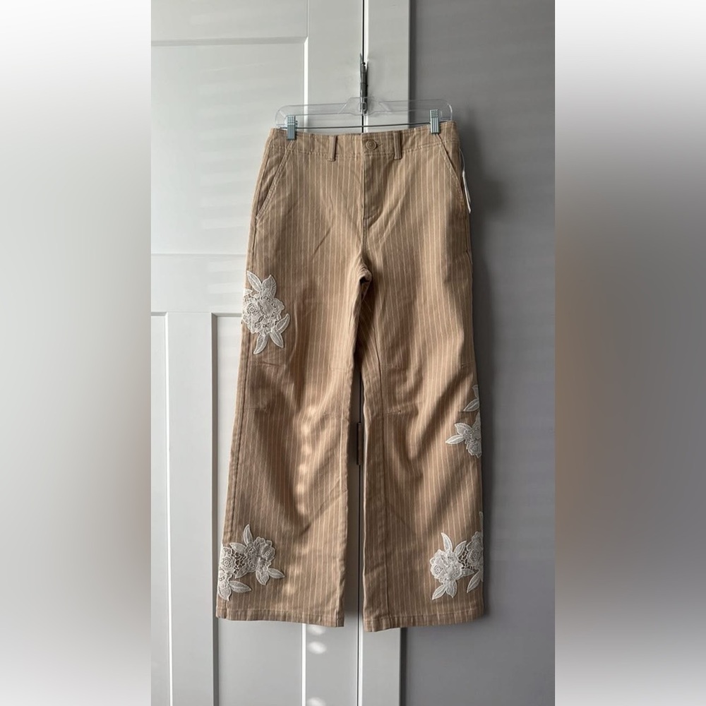 🤩NWT🤩 ANTHROPOLOGIE Tan Pants with White Floral Embroidery sz 4. Run big!!